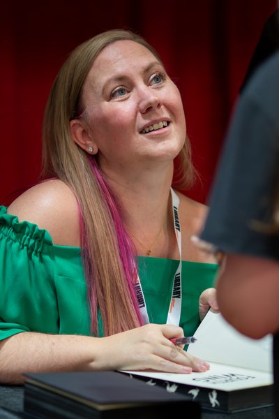 Photo of Rebecca Yarros